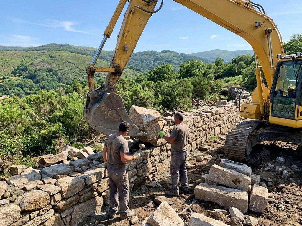 Foto 1 Construcción y refuerzo de muros con excavadora en Pontevedra