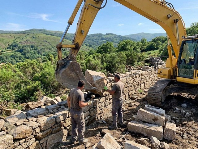 Construcción y refuerzo de muros con excavadora en Pontevedra