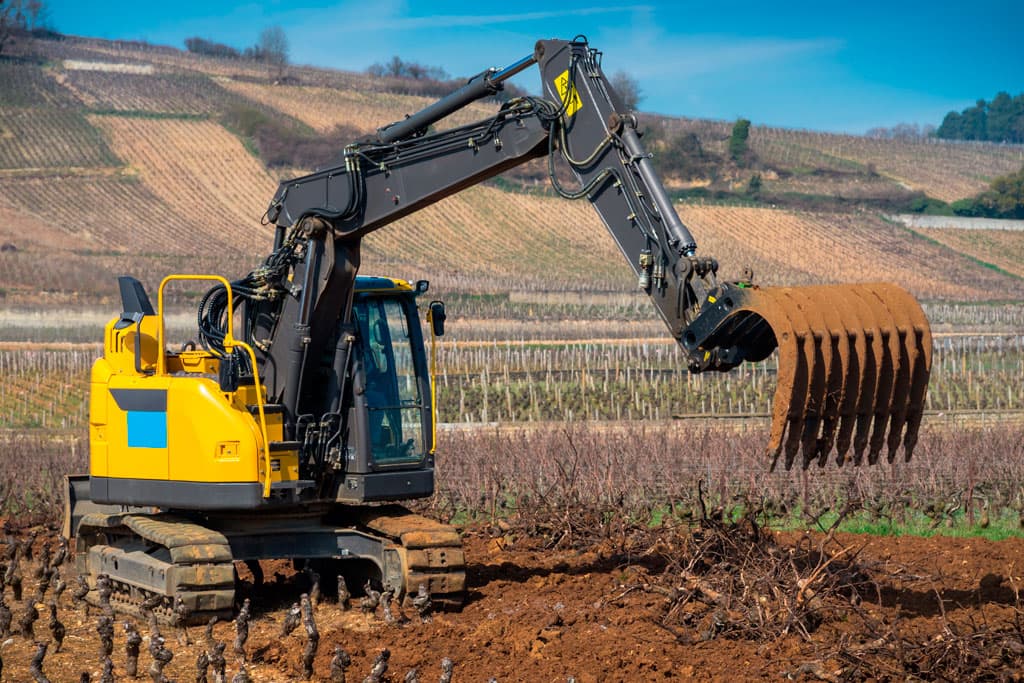 Excavaciones para preparar viñedos en Ribadavia