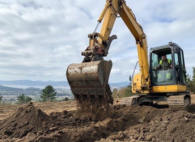 Preparación de terrenos para viñedo con excavadora en Vigo - Imagen 1